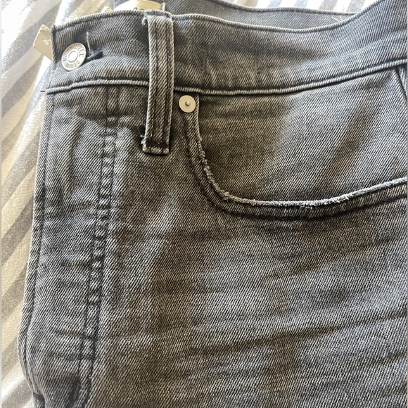 Madewell perfect vintage gray jeans with a single distress on the right leg - Picture 6 of 8